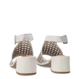 Sandalias de cuero negro con diseño calado láser en la capellada, taco block bajo y pulsera con hebilla ajustable al tobillo.