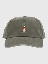 Gorra tipo dad hat de algodón orgánico con efecto lavado en color gris, con bordado frontal de un perro basset hound.
