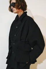 Chaqueta ZW Collection de color negro, con cuello solapa, manga larga y bolsillos delanteros de plastrón con solapa. Presenta cierre frontal con botones y bajo recto.