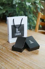 Billetera negra de cuero sintético con tarjetero de aluminio con tecnología RFID blocking. Cierre magnético, espacio para 6 tarjetas en el tarjetero de aluminio, 2 tarjetas adicionales en el interior, espacio con ventana transparente para cédula de identidad, espacio interno para 6 billetes y bolsillo monedero exterior con cierre.