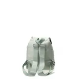 Mochila urbana negra con solapa superior, cierre de hebilla plástica y bolsillo frontal con cierre. Incluye parche con logo N+Club.