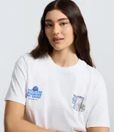 Remera de algodón color blanco, con cuello redondo y mangas cortas. Presenta un estampado en la espalda con diseño de puertas de la película Monsters Inc. y el texto 'We scare because we care!'.
