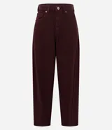 Pantalón modelo carrot de sarga, con cintura alta, pretina con presillas, cierre frontal con botón y cremallera, y bolsillos funcionales. Presenta un calce holgado en la cadera que se estrecha hacia el bajo.
