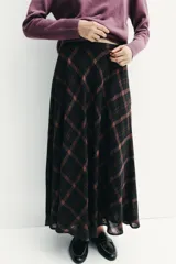 Falda midi de tiro alto con diseño acampanado y estampado de cuadros en tonos negro y marrón. Cuenta con cierre lateral oculto.