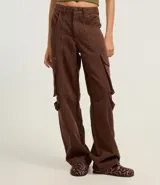 Pantalón recto de jeans color marrón con bolsillos cargo laterales.