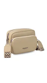 Bandolera de símil cuero color verde oliva, con diseño de dos compartimentos con cierre y correa ajustable de tela con patrón geométrico.