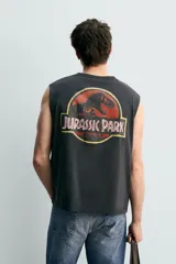 Musculosa de corte relajado en color negro con efecto lavado. Presenta cuello redondo, sisas amplias con acabado irregular y estampado gráfico de Jurassic Park en el frente y la espalda.