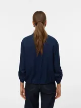 Chaqueta corta azul marino con cuello solapa, cierre frontal con cremallera y mangas largas con presilla y botón en los puños.
