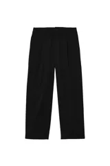 Pantalón de corte recto confeccionado en lana, con pliegues frontales, bolsillos laterales y bolsillos traseros de doble vivo. Cuenta con cierre frontal con cremallera y botón.