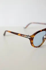 Lentes de sol con armazón de diseño aviador en estampado carey y cristales oscuros con protección UV400.