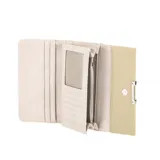 Billetera de cuero sintético color amarillo pastel, con cierre de broche imantado y logo metálico plateado. Interior con tarjetero, compartimentos para billetes y bolsillo con cierre.