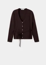 Cardigan de punto color marrón oscuro, con cuello en V, cierre frontal de botones, manga larga y diseño recto con lazo ajustable en la cintura.