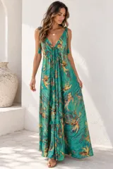 Vestido largo verde con estampado barroco y mitológico en tonos dorados y azules, escote en V pronunciado, tirantes ajustables con borlas y cordón ajustable en el pecho.