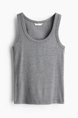Musculosa entallada de punto de algodón acanalado en color gris melange, con escote redondo y diseño básico sin mangas.