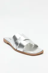 Sandalias bajas plateadas con capellada entrelazada.