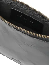 Sobre de cuero color negro, de diseño rectangular con esquinas inferiores redondeadas, cierre superior con cremallera y correa de muñeca incorporada. Cuenta con el logotipo de la marca grabado en la parte inferior frontal.