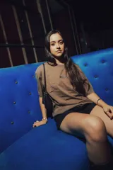 Remerón de manga corta, color marrón con efecto gastado, corte holgado y estampado frontal con texto.