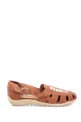 Sandalia tipo chatita color marrón, confeccionada en cuero con diseño de tejido trenzado en la puntera y el empeine. Presenta cierre de hebilla lateral y suela de goma con textura.