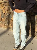 Pantalón de jean celeste claro, de corte holgado.