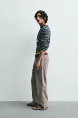 Camiseta de manga larga con cuello redondo, confeccionada en tejido acanalado de algodón con rayas horizontales en tonos azul marino, verde y gris claro.