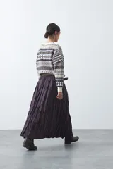 Falda larga de silueta amplia y caída fluida, con cintura elástica y textura arrugada.