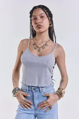 Musculosa corta de morley gris melange, con tirantes finos y escote en V.
