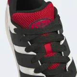 Championes Adidas Forum 2000 de cuero blanco con detalles en negro y rojo. Presentan las tres tiras clásicas de Adidas en negro, cordones negros y suela color crema.