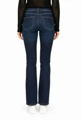 Pantalon jean de corte recto y tiro medio, con diseño clásico de cinco bolsillos y costuras a contratono.