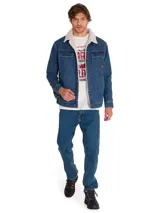 Chaqueta de denim azul con forro interior de sherpa color crema. Presenta cierre frontal con botones metálicos, bolsillos superiores con solapa y bolsillos laterales tipo welt. Incluye etiqueta con logo de la marca en el bolsillo del pecho.