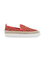 Alpargatas tipo slip-on Hush Puppies modelo Antonella, color ladrillo con capellada de tejido yute y elástico en el empeine para facilitar el calce. Presentan una aplicación de yute alrededor de la plataforma y suela blanca de caucho termoplástico.