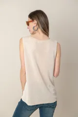 Blusa musculosa blanca de lino y viscosa, con escote en V.
