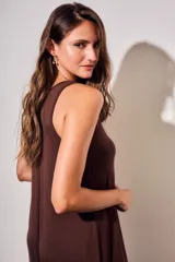 Vestido midi de viscosa color marrón, sin mangas, con escote redondo y silueta fluida y holgada.