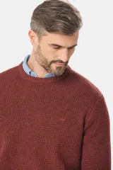 Buzo tejido de punto con escote redondo y textura estructurada. Diseño de manga larga con calce clásico.