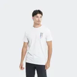 Remera de corte regular fit color blanco, con cuello redondo y manga corta. Presenta un estampado vertical pequeño en el lado izquierdo del pecho con el logo de la marca y elementos gráficos circulares.