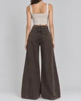 Pantalón jean color marrón oscuro, de corte wide leg y estilo relajado.