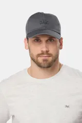 Gorro de lona color gris con visera curva y logo bordado en el frente.