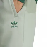 Pantalón de jogging color verde claro con cintura elástica y logo de Adidas bordado en la pierna izquierda.