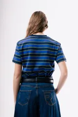 Camiseta de manga corta con cuello redondo, confeccionada en tejido de punto con diseño de rayas horizontales en tonos azules y amarillos.