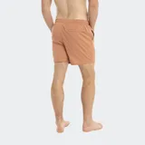 Short de baño liso color verde azulado, con cintura elastizada y cordón de ajuste blanco. Posee un pequeño parche con logo en la parte inferior delantera derecha.