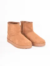 Bota de caña media color negro, con interior forrado en piel sintética y suela de goma antideslizante.