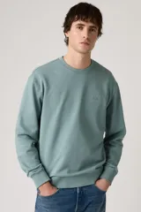 Buzo Levi's de cuello redondo, color verde, con calce relajado y pequeño logo bordado en el pecho.