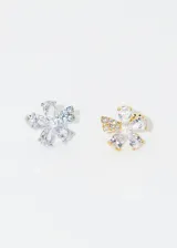 Ear cuff plateado con forma de flor y detalles de circonitas blancas y una perla en el centro.