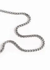 Cadena plateada de acero quirúrgico con eslabones tipo box.