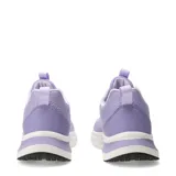 Championes deportivos Umbro modelo Vega, color violeta, confeccionados en malla transpirable con detalles sintéticos. Presentan el logo de la marca en el lateral, entresuela blanca amortiguada y suela de goma negra.