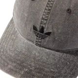 Gorra tipo baseball Adidas con acabado efecto lavado en color gris, cuenta con el logo del trébol bordado en el frente y ojales de ventilación.