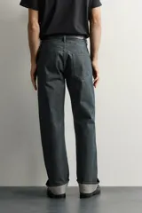 Jeans straight fit de corte recto y tiro medio, confeccionados en denim de algodón oscuro sin lavados, con diseño de cinco bolsillos y bajo vuelto.