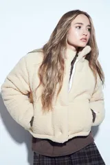 Campera puffer de corderito negro con cuello alto y diseño oversized. Presenta una textura tipo teddy, cierre frontal y corte a la cintura.