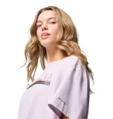 Remera oversize Columbia para mujer, de color lila, con cuello redondo acanalado y estampado frontal con el logotipo de la marca y diseño de montañas.