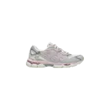 Championes Asics modelo Gel-Nyc, color gris claro con detalles en rosa y plateado, diseño técnico y suela amortiguada.