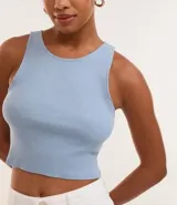 Top cropped sin mangas, color marrón oscuro, de corte ajustado al cuerpo y cuello redondo. Presenta textura acanalada.